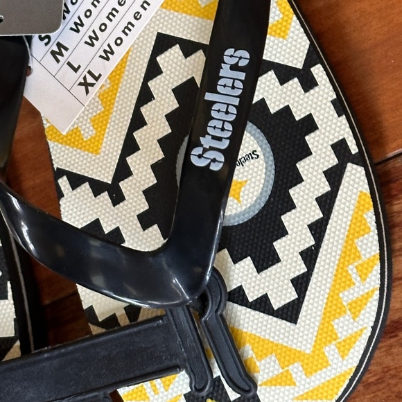 FOREVER COLLECTION NFL STEELERS FLIP FLOPS:NWT WOMEN'S SIZE SMALL (5-6) - Picture 9 of 13